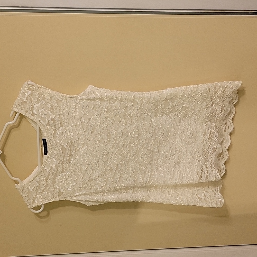 White lace long top, lined, sleeveless, with scalloped hem edges. PS